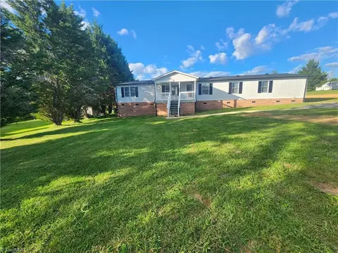 220 Cedar Gate Ln, Mount Airy, NC 27030