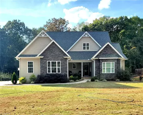 521 Main St N, King, NC 27021
