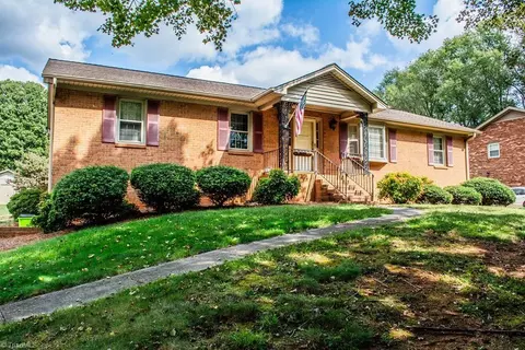 270 Hawkesbury Rd, Clemmons, NC 27012