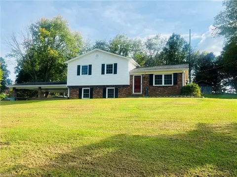 118 Northview Dr, Pilot Mountain, NC 27041