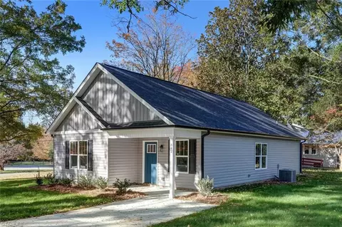 842 Crescent Dr, Reidsville, NC 27320