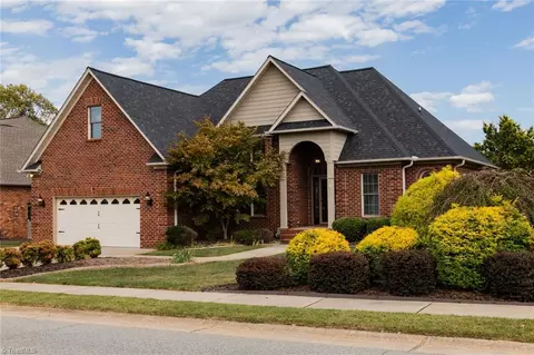 100 Breckenridge Dr, Thomasville, NC 27360