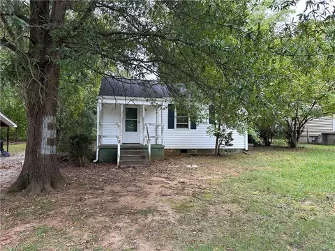 1316 Woodside Dr, Greensboro, NC 27405