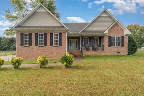 218 Heritage Manor Cir, Lexington, NC 27295