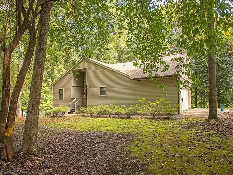 4011 Woodridge Ln, Pfafftown, NC 27040
