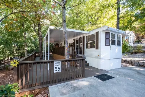 582 Dogwood Ln, Traphill, NC 28685