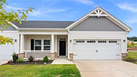 1619 Coopers Hawk Dr, Kernersville, NC 27284
