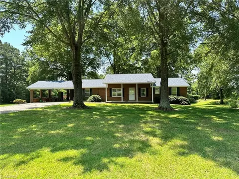 246 Pin Oak Dr, Winston Salem, NC 27127