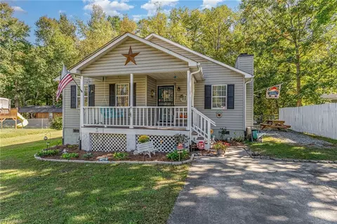 121 Meadow Wood Dr, Thomasville, NC 27360