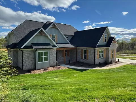 105 Sandstone Dr, King, NC 27021