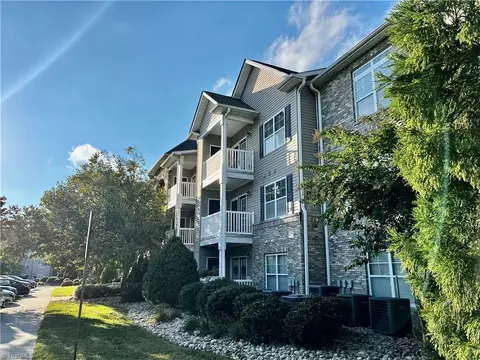 7102 Friendly Ave W #209, Greensboro, NC 27410