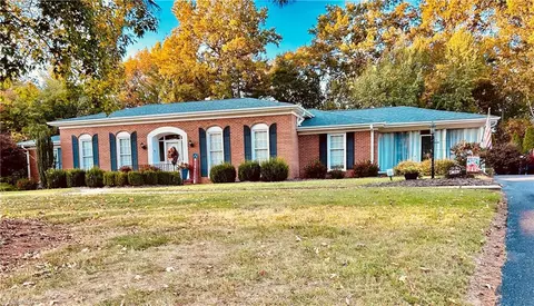 306 Pineview Dr, Mount Airy, NC 27030