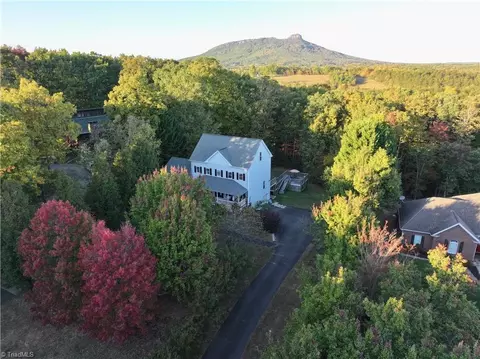 378 Knollcrest Dr, Pinnacle, NC 27043