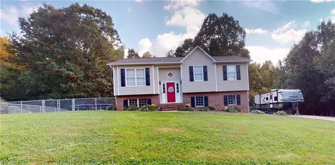 137 Stone Bridge Rd, Mount Airy, NC 27030