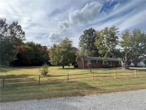 5875 Oak Knoll Dr, Trinity, NC 27370 photo 2