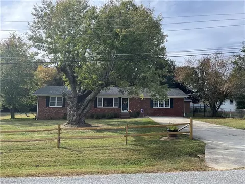 5875 Oak Knoll Dr, Trinity, NC 27370