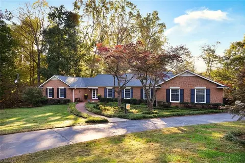 3520 Lakeview Dr, Pfafftown, NC 27040