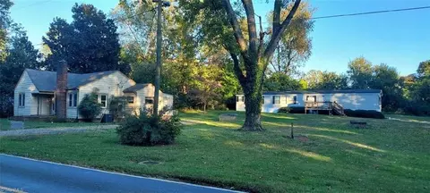 828 Hamburg St, Mount Airy, NC 27030