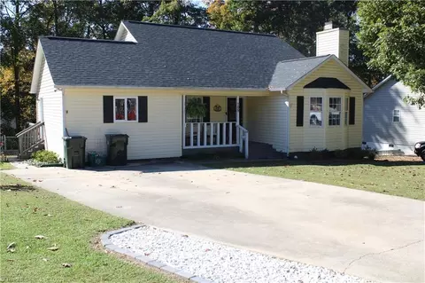 108 Meadow Ridge Dr, Thomasville, NC 27360