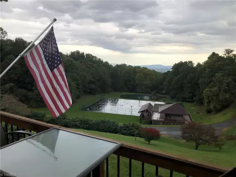 54 Doe Highland Dr, Hillsville, VA 24343