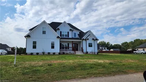208 Deerwood Dr, Lexington, NC 27295
