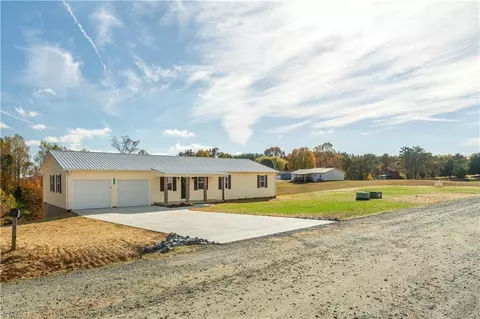 1100 Mahaney Ln, Yadkinville, NC 27055