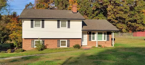 3520 Manoa Rd, Pfafftown, NC 27040