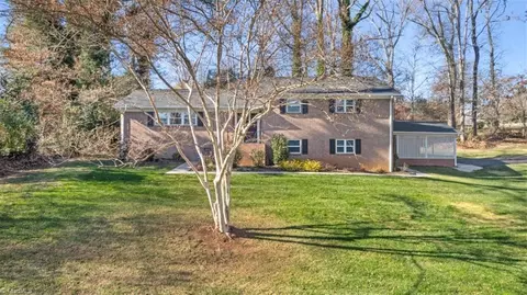 3494 Stimpson Dr, Pfafftown, NC 27040