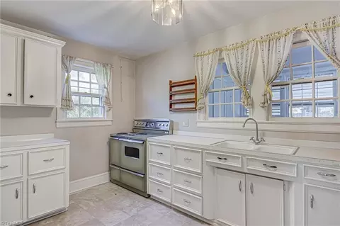 706 Brookside Dr, High Point, NC 27262 photo 8