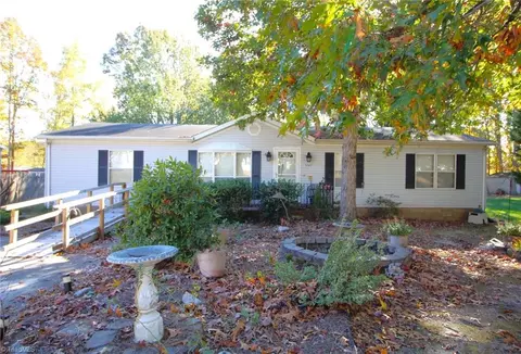 5517 Bridgeway Dr, Greensboro, NC 27406