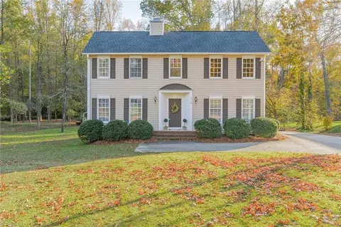 712 Overbrook Dr, Thomasville, NC 27360