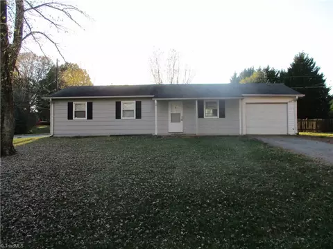 101 Ravenwood Ct, King, NC 27021