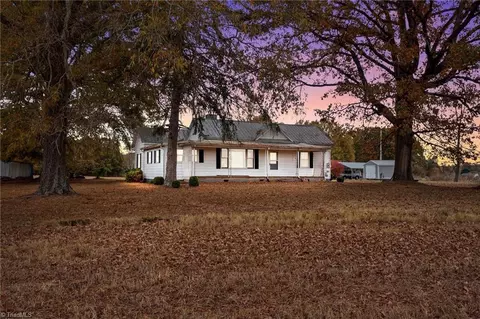 127 Crooked Ln, Statesville, NC 28625