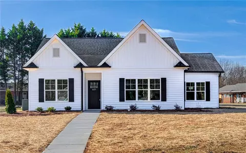 607 Crescentview Dr, Yadkinville, NC 27055