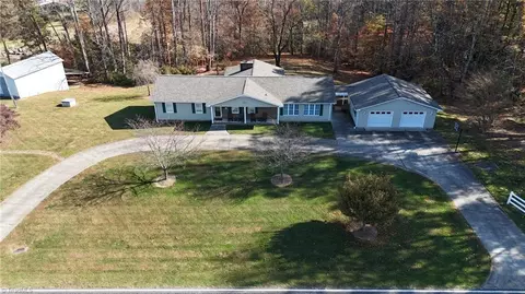 524 Round Peak Church Rd, Mount Airy, NC 27030