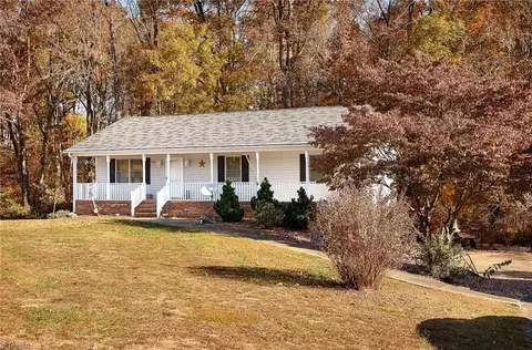 5031 Commodore Ln, Walnut Cove, NC 27052