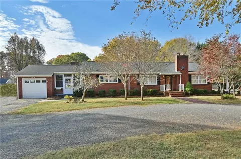 6138 Stadium Dr, Clemmons, NC 27012