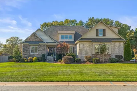 129 Caudle Meadows Dr, Advance, NC 27006