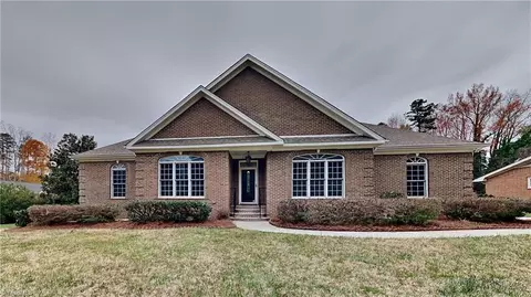 1910 Circleview Dr, Greensboro, NC 27406