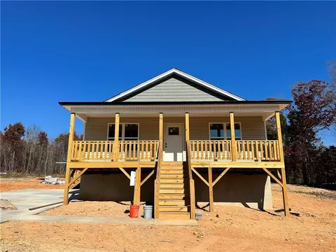 114 Village Ave, Thomasville, NC 27360