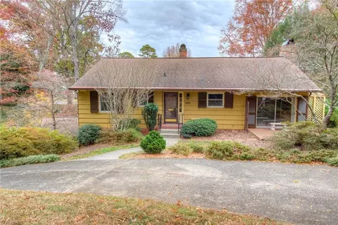 1055 Deepwood Ct, Winston Salem, NC 27104