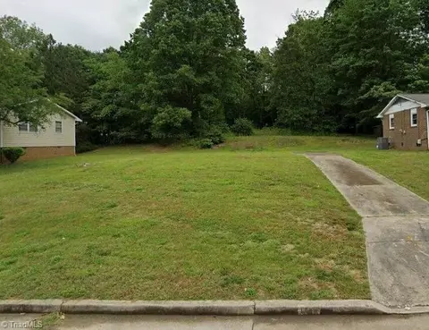 1325 Sedgefield Dr W, Winston Salem, NC 27107