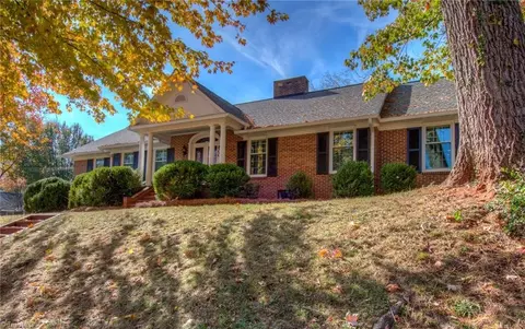 800 Clovelly Rd, Winston Salem, NC 27106