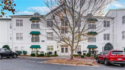 102 Sunset Cir #304, Greensboro, NC 27408