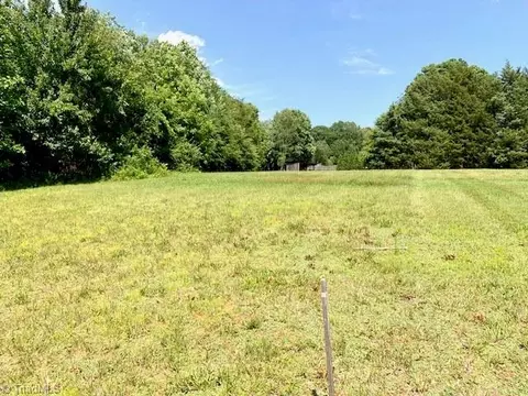 5015 Oak Garden Dr, Kernersville, NC 27284