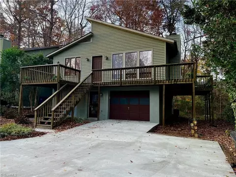 2242 Brecknock Dr, Winston Salem, NC 27103