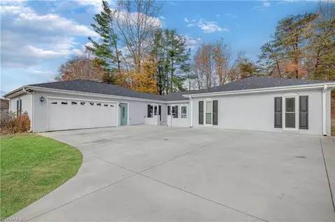 690 Sun Meadows Dr, Kernersville, NC 27284