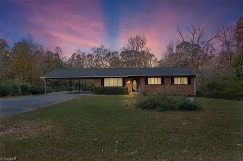 7113 Davis Country Rd, Randleman, NC 27317