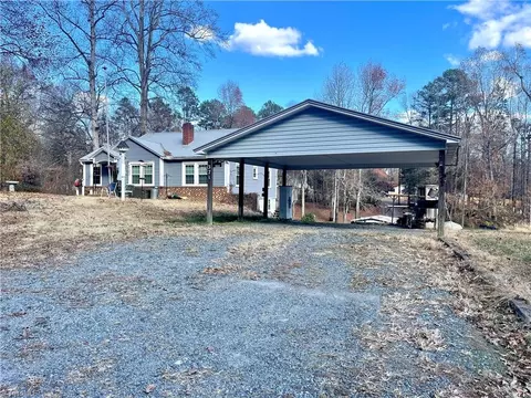 371 Conrad Dr, Thomasville, NC 27360