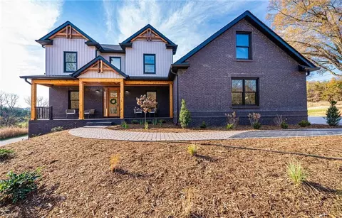 40 Fairway Oaks Ln, Taylorsville, NC 28681